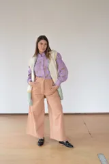 Camisa lila con estampado de flores amarillas, de manga larga con puños elásticos y cuello clásico.