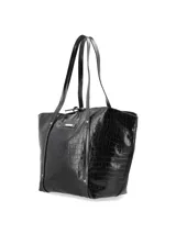 Cartera shopper grande de cuero marrón con textura tipo cocodrilo, doble asa de hombro y cierre superior con lazo.