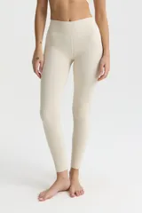 Calza larga color crema de corte alto, con cintura alta y pretina ancha.