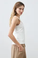 Musculosa verde oliva con escote cuadrado y costuras a la vista.