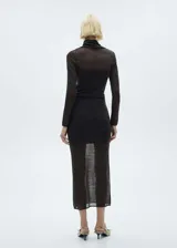 Falda midi de punto color gris oscuro, de corte recto y tejido semitransparente.