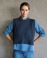 Chaleco de punto marrón con cuello redondo y sisas amplias.