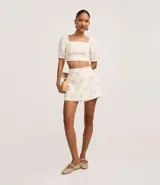 Short pollera de cintura alta, confeccionado en viscolino con estampado de caracolas.