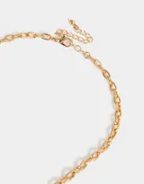 Collar dorado con cadena de eslabones y dijes de corazones, algunos con detalles de perlas y otros con diseño de abeja.