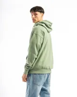 Buzo canguro verde con capucha y bolsillo frontal, de corte oversized.