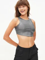Crop top plateado de tejido acanalado, con cuello redondo y sisas anchas.