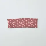 Diadema ancha de tela color borgoña con estampado de pequeñas flores rosas y beige. Accesorio para el pelo de estilo casual.