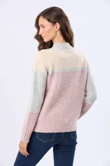 Buzo tejido con diseño de bloques de color en rosa, gris claro y beige. Posee un cuello alto y corte holgado.