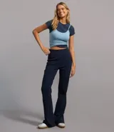 Remera negra de rib de algodón, con cuello redondo y mangas cortas. Corte ajustado y largo a la cadera.