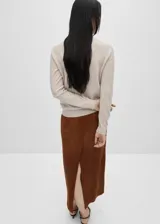 Sweater lila de cashmere con cuello redondo y mangas largas.