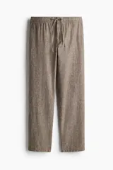 Pantalón marrón claro de lino y algodón, corte recto, con cintura elástica ajustable con cordón, bolsillos laterales y trasero.