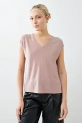 Blusa rosa de lurex con escote en V y mangas cortas.