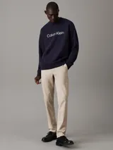 Buzo azul marino de felpa de algodón regenerativo, con cuello redondo, puños y bajo de canalé. Logo mate de Calvin Klein de goma en el pecho.