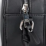Bandolera negra rectangular de símil cuero, con correa larga regulable y cierre superior.