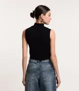 Musculosa negra con cuello alto y corte ajustado.