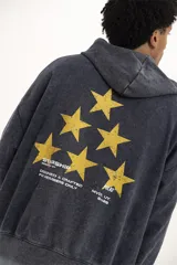 Canguro azul con efecto gastado, capucha con cordón ajustable, bolsillo tipo canguro y logo estampado en el pecho.