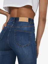 Jean skinny de tiro alto en denim elástico color azul medio.