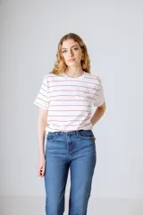 Remera blanca con rayas horizontales finas color rojo.