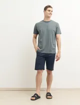 Remera de manga corta color petróleo, de corte recto y cuello redondo.