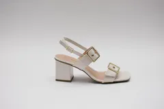 Sandalias negras acharoladas con doble hebilla y taco cuadrado.