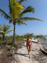 Bombacha de bikini roja de terciopelo con tiras finas ajustables en los laterales.