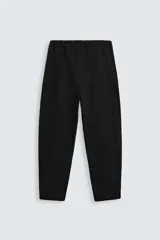 Pantalón verde militar de corte carrot fit, confeccionado en tejido de algodón. Cuenta con cintura elástica ajustable con cordón, bolsillos frontales y un bolsillo trasero de plastrón.
