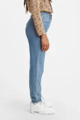 Pantalón de jean celeste de tiro alto, corte tapered y estilo mom.