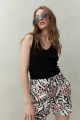 Musculosa negra de tejido acanalado con escote en V y calce al cuerpo.