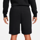Short deportivo Nike Sportswear Tech Fleece de hombre, color negro, con cintura elástica ajustable con cordón, bolsillos laterales con cierre y logo pequeño bordado en la pierna izquierda.