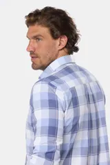 Camisa de hombre a cuadros azules y blancos, de manga larga con cuello abotonado y bolsillo en el pecho.