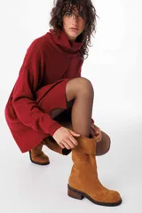 Botas cortas de gamuza negra con taco bajo y caña arrugada.