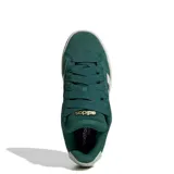 Championes Adidas Grand Court Alpha color verde oscuro con las tres tiras laterales en blanco y suela blanca con base marrón.