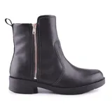Bota corta de cuero color marrón con cierre lateral dorado.