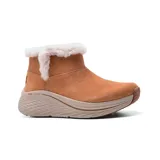 Bota de invierno color marrón claro, estilo chugga, con capellada de gamuza tratada con 3M Scotchgard, forro de piel sintética y suela con tracción antideslizante. Cuenta con amortiguación ligera ULTRA GO, plantilla Skechers Air-Cooled Goga Mat y tecnología Natural Rocker (NRT).