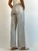Pantalón plateado de corte recto, con bolsillos laterales y cintura alta.