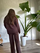 Conjunto de sweater de punto con cuello redondo y pantalón de punto de corte recto, color marrón chocolate.