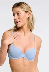 Soutien de lycra color violeta con aro y copa con formada, marca Montelle. Breteles fijos con largo regulable.