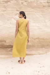 Vestido midi azul con botones frontales, escote en V y sin mangas.