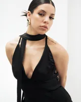 Vestido corto negro de seda con escote halter pronunciado y espalda descubierta. Incluye lazo al cuello.