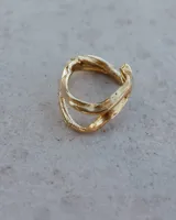 Anillo abierto de bronce con diseño de doble banda.