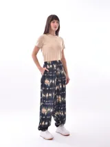 Remera blanca de algodón con cuello redondo y mangas cortas.