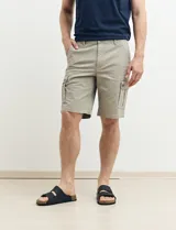 Bermuda de gabardina color marrón con bolsillos cargo laterales y bolsillos traseros con solapa.