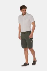 Bermuda cargo gris con cinturón, confeccionada en tejido de algodón con elasticidad, con bolsillos laterales y detalles en bolsillos traseros con solapa.