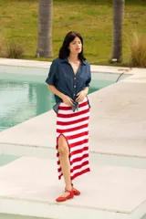 Pollera midi tejida a crochet con hilado de algodón, a rayas horizontales rojas y blancas, con tajo lateral.