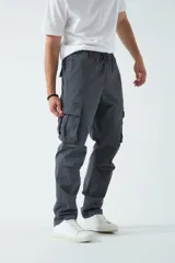 Pantalón cargo gris oscuro, corte recto, con bolsillos laterales con fuelle y cintura elastizada con cordón ajustable.