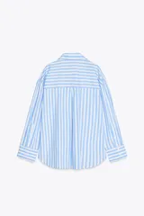Camisa celeste y blanca a rayas verticales, de popelina, con cuello solapa, escote en pico y mangas largas.