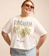Blusa de algodón color blanco, de corte holgado, con cuello redondo y mangas cortas. Estampado frontal con la palabra "Copacabana" y tres palmeras.