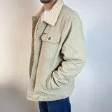 Chaqueta color beige de pana con cuello y forro de corderito.