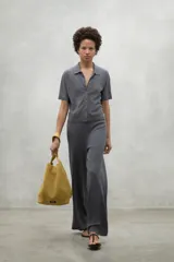 Pantalón gris de lino, de pierna ancha y cintura elástica.