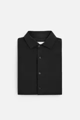 Camisa azul marino slim fit de manga larga con cuello italiano abierto y cierre frontal con botones.